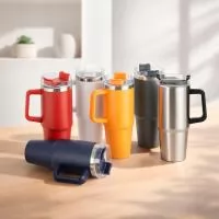 Caneca térmica com capacidade de 900 ml, estrutura em parede dupla, interior em inox 304 e exterior em inox 201, com acabamento em pintura eletrostática nas versões coloridas. Possui alça lateral, tampa rosqueável em acrílico transparente, abertura s