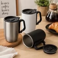 Caneca térmica com capacidade de 350ml, produzida em aço inox, com interior em inox 304 e parte externa em inox 201. Possui alça plástica com formato tipo mosquetão, que facilita o transporte e acrescenta praticidade ao uso diário. A tampa com sistem
