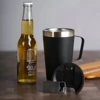Caneca térmica de inox com capacidade de 500ml, acompanhada de tampa plástica e abridor de garrafas removível, encaixado diretamente na própria tampa. Seu corpo em inox oferece resistência e boa conservação da temperatura, enquanto o design com alça 