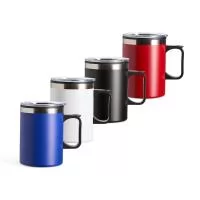 Caneca térmica produzida em aço inox, com estrutura de parede dupla, tampa transparente de encaixe e alça lateral em plástico. Seu formato cilíndrico favorece o uso cotidiano, enquanto o acabamento externo colorido oferece opções para diferentes esti