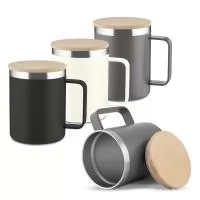 Caneca térmica produzida em aço inox, com capacidade de até 350ml, pintura eletrostática e estrutura de parede dupla que auxilia na conservação da temperatura das bebidas por mais tempo. A tampa em bambu conta com anel de vedação em silicone, contrib