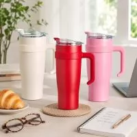 Com capacidade de 1,2 litros e estrutura em inox 304 com parede dupla, esta caneca térmica foi pensada para acompanhar rotinas intensas com mais conforto e autonomia. A tampa acrílica rosqueável traz acesso para canudo, bocal prático e trava de segur