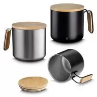 Caneca térmica com capacidade de 380ml, produzida em aço inox com parede dupla e isolamento a vácuo, estrutura que auxilia na conservação da temperatura de bebidas quentes ou frias. A tampa em bambu possui anel de silicone para vedação, enquanto a al