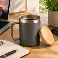 Caneca térmica com capacidade de 400ml, produzida em inox reciclado, sendo aço 304 na parte interna e aço 201 na estrutura externa. Possui acabamento em pintura a pó, alça lateral para manuseio e tampa em bambu, que acrescenta um toque natural ao vis