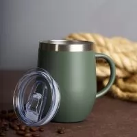 Com design compacto e acabamento sofisticado, esta caneca térmica de inox com capacidade de 350ml é uma excelente escolha para servir café, chá, sucos ou outras bebidas com mais praticidade e estilo. Seu material livre de BPA proporciona uso mais seg