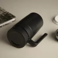 Com capacidade de 500ml, esta caneca térmica em inox possui infusor e tampa com display LED integrado, que indica a temperatura do líquido de forma prática e moderna. Seu design com alça lateral facilita o transporte e o manuseio, enquanto o acabamen