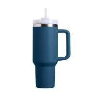 Caneca térmica de 1,2 litros produzida em inox 304 com parede dupla, tampa acrílica rosqueável com acesso para canudo, pegador plástico com aderência emborrachada e canudo plástico incluso. Seu formato alongado oferece excelente capacidade para acomp