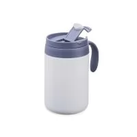 Caneca térmica em inox 304 com capacidade de 500ml, estrutura de parede dupla, tampa com acesso para o bocal, alça plástica e base antiderrapante. Seu formato combina resistência e praticidade, sendo ideal para manter bebidas protegidas durante a rot
