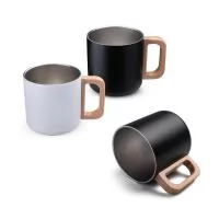 Caneca térmica confeccionada em aço inox, com capacidade máxima de 400ml, estrutura de parede dupla e pintura eletrostática na parte externa. O modelo ajuda a preservar a temperatura da bebida por mais tempo, tornando-se uma boa escolha para cafés, c