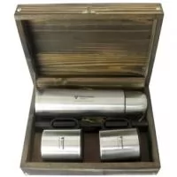 Kit café em estojo de madeira envelhecida com garrafa 500ml e duas canecas de aço inox com tampa. Gravação indelével da logo no estojo, garrafa e duas canecas. Um presente criativo, útil, de ótima qualidade e excelente apresentação. Garanta a visibilidade da sua marca por muitos e muitos anos com produtos brindice.com.br
