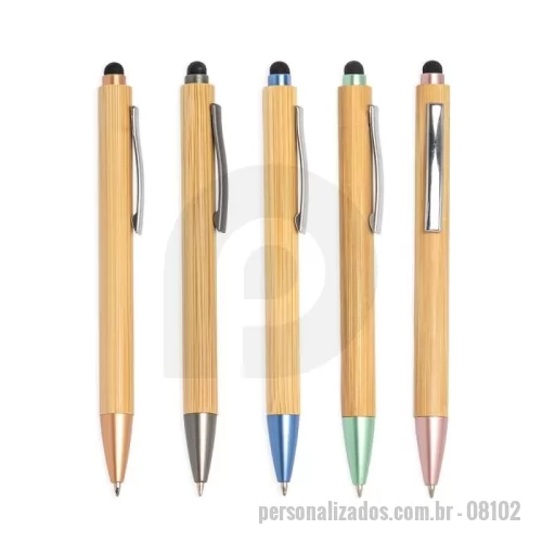 Caneta de bambu personalizada - Descrição: Boa escrita começa com escolhas conscientes. A nossa caneta ecológica touch de bambu, é a opção ideal para dias intensos de anotações. Com detalhes plásticos e ponta touch, é possível utilizá-la em dispositivos eletrônicos sem tocar diretamente na tela, evitando manchas indesejadas. Essa caneta é a combinação perfeita de sustentabilidade e praticidade.  Altura :  14 cm  Largura :  1,4 cm  Medidas aproximadas para gravação (CxL):  4 cm x 0,5 cm  Peso aproximado (g):  10