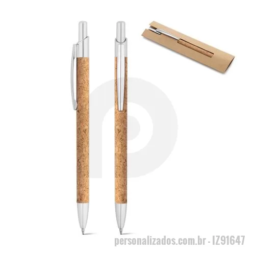 Caneta de bambu personalizada - Esferográfica em cortiça e alumínio com clipe. Escrita em azul até 1,5 km. Fornecida em bolsa presente de cartão. A cor e o resultado da impressão nos materiais naturais pode variar entre produtos. ø9 x 139 mm