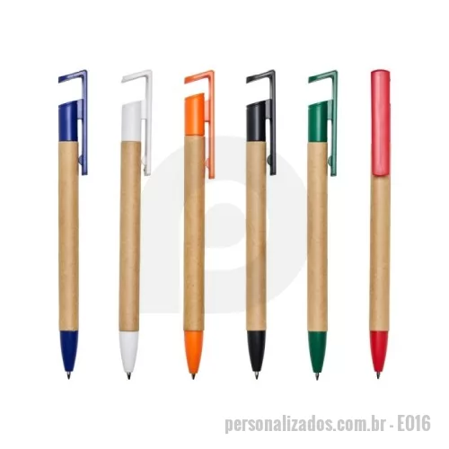 Caneta ecológica personalizada - Caneta de papelão com suporte para celular, carga esferográfica azul 0,8 mm e acionamento por clique. Gravação em 1 cor já inclusa.