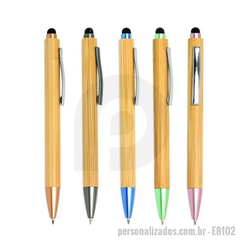 Caneta ecológica personalizada - Caneta ecológica touch de bambu, é a opção ideal para dias intensos de anotações. Com detalhes plásticos e ponta touch, é possível utilizá-la em dispositivos eletrônicos sem tocar diretamente na tela, evitando manchas indesejadas. Essa caneta é a combinação perfeita de sustentabilidade e praticidade. Gravação da logomarca em 1 cor já inclusa.