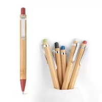 Esferográfica em bambu e clipe em metal. Os elementos coloridos são em fibra de trigo e ABS. Até 1,5 km de escrita. Escrita em azul. A cor e o resultado da impressão nos materiais naturais pode variar entre produtos. ø11 x 142 mm