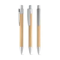Esferográfica em bambu com clipe. Escrita em azul. Por ser um produto composto por materiais naturais, a cor e tamanho do produto e o resultado da impressão podem variar entre produtos.