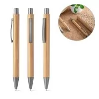 Caneta esferográfica em bambu com clipe de metal. Escrita em azul até 1,5 km. A cor e o resultado da impressão nos materiais naturais pode variar entre produtos. Ø11 x 137 mm