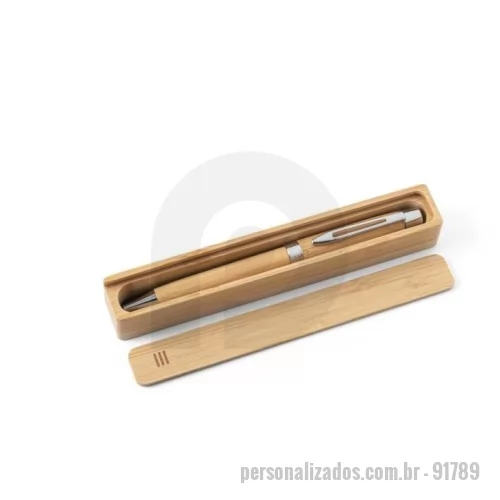 Caneta metálica personalizada - sferográfica em bambu com clipe de metal e mecanismo twist. Escrita em azul. Fornecida numa caixa presente em bambu com tampa deslizante e capa em papel reciclado. A cor e o resultado da impressão nos materiais naturais pode variar entre produtos. 24 x 152 x 23 mm