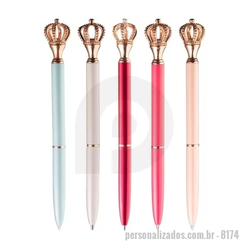 Caneta metálica personalizada - Rei ou Rainha da escrita? A nossa caneta metálica com acionamento por rotação, conta com uma coroa como detalhe decorativo no topo, agregando sofisticação e nobreza ao seu design. Possui ponta de 1.0 mm e carga esferográfica azul.