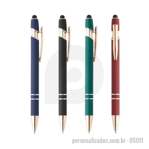 Caneta metálica personalizada - Descrição: Caneta metálica touchscreen com acabamento similar à borracha, acionamento por clique e carga esferográfica azul 1.0mm.  Largura :  1,5 cm  Comprimento :  14,1 cm  Medidas aproximadas para gravação (CxL):  0,7 cm x 3,5 cm  Peso aproximado (g):  18