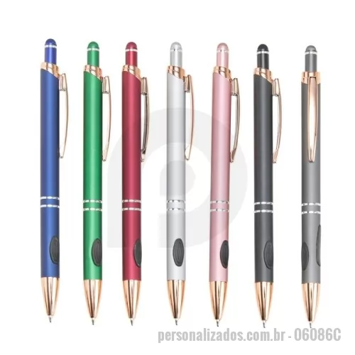 Caneta metálica personalizada - Descrição: A elegância e o conforto combinados em uma única caneta esferográfica para garantir uma escrita mais agradável através da sua construção metálica e seu par de grips em borracha, além de ponta e clipe em plástico. Sua carga azul de 1.0 mm possui acionamento por clique com ponteira emborrachada que que permite seu uso como uma caneta touch para interação com smartphones, tablets e demais dispositivos de telas touchscreen.