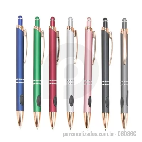 Caneta metálica personalizada - A elegância e o conforto combinados em uma única caneta esferográfica para garantir uma escrita mais agradável através da sua construção metálica e seu par de grips em borracha, além de ponta e clipe em plástico. Sua carga azul de 1.0 mm possui acion