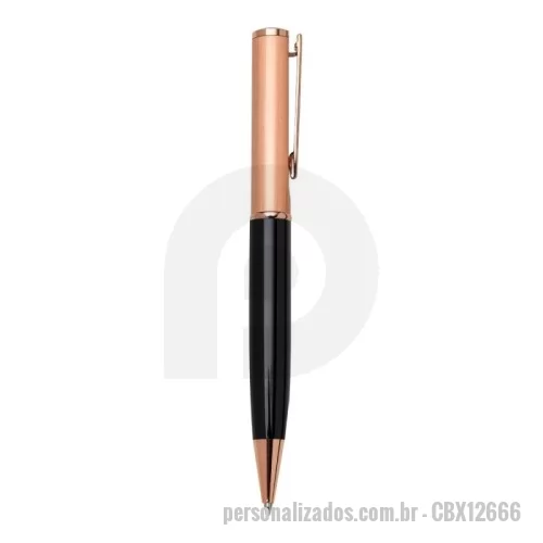 Caneta metálica personalizada - Caneta metálica Personalizada - CBX12666 - Caneta Metálica Cobre com Detalhe Colorido e Acionamento por Giro Sofisticação, presença e acabamento refinado definem essa elegante caneta metálica cobre, ideal para brindes corporativos de alto padrão. O modelo conta com detalhe inferior colorido, clip em metal resistente e um charmoso detalhe circular na extremidade superior, conferindo um toque de exclusividade. O anel central metálico complementa seu design moderno e profissional.  Equipada com tinta azul esferográfica (1.0 mm), oferece uma escrita suave e precisa. Seu sistema de acionamento por giro reforça a elegância e praticidade da peça.  ???? Especificações Técnicas: Comprimento: 14 cm  Largura: 1,6 cm  Peso aproximado: 34 g  Área para personalização: 4,5 cm x 0,8 cm  Cor da tinta: Azul (1.0 mm)  Acionamento: Rotativo (giro)  Material: Corpo metálico com detalhes em metal e pintura especial - 175881 - Caneta metálica