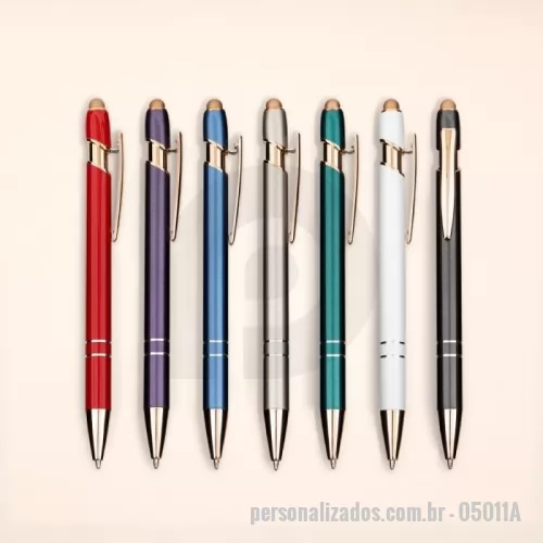 Caneta metálica personalizada -  Caneta metálica com detalhe emborrachado no topo, ideal para interação com dispositivos de telas sensíveis ao toque. Possui acionamento por clique e carga esferográfica azul de 1,0mm.