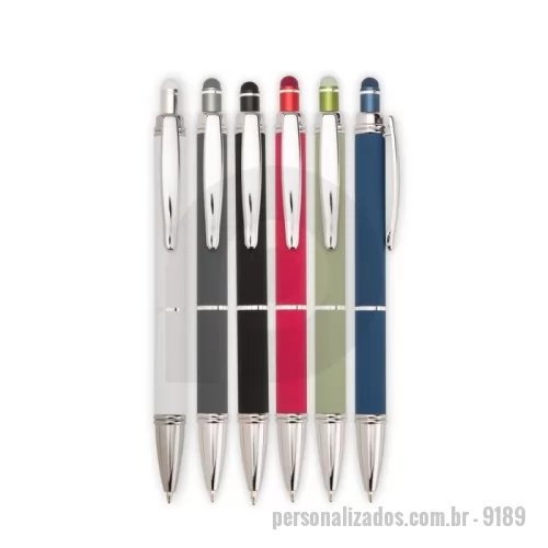 Caneta metálica personalizada - Caneta metálica com pintura de acabamento emborrachado. Possui acionamento por clique, topo emborrachado para uso em dispositivos com telas sensíveis ao toque e carga esferográfica azul de 1,0 mm.