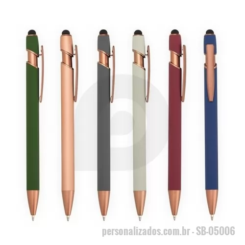 Caneta metálica personalizada - Descrição: Caneta metálica com pintura de acabamento emborrachado e acionamento por clique. Conta com topo emborrachado para uso em dispositivos com telas sensíveis ao toque, além de carga esferográfica azul de 1,0 mm.