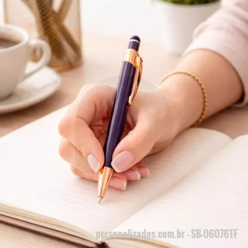Caneta metálica personalizada - Descrição: Caneta metálica com ponteira e clip com acabamento em tom acobreado. Apresenta acionamento por clique com topo emborrachado para uso em telas sensíveis ao toque e carga esferográfica azul.