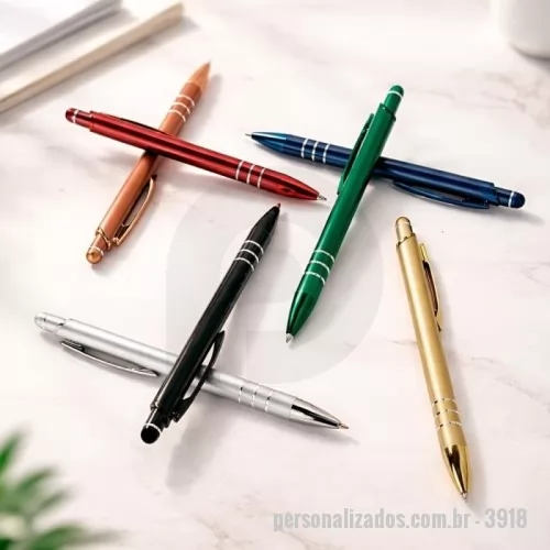 Caneta metálica personalizada - Caneta metálica com acabamento sofisticado, acionamento por clique e ponteira emborrachada para utilização em dispositivos com telas sensíveis ao toque. Possui detalhes na parte inferior com dois anéis prateados, clip metálico para facilitar o transporte e carga esferográfica azul de 1,0 mm. Uma excelente opção de brinde corporativo personalizado para empresas, eventos, feiras, campanhas promocionais e ações de relacionamento.