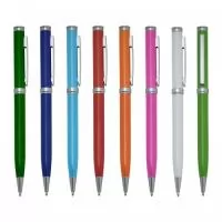 Caneta semimetal com pintura brilhante colorida e detalhes em prata. Clip metálico, acionamento por giro e carga esferográfica azul.