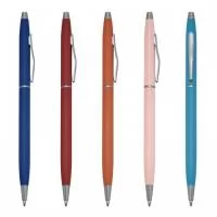Caneta semimetal com pintura fosca colorida e detalhes em prata. Clip metálico, acionamento por giro e carga esferográfica azul.