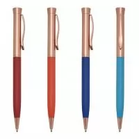Caneta semimetal com pintura fosca colorida e detalhes em bronze. Clip metálico, acionamento por giro e carga esferográfica azul.
