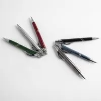 Elegante e funcional, esta caneta metálica é a combinação perfeita de sofisticação e praticidade para o dia a dia. Com acionamento por clique, oferece uma escrita suave e precisa graças à sua carga esferográfica azul de 1.0mm.