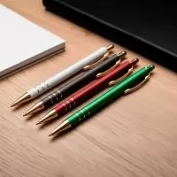 Caneta Metal Touch  Descrição: Caneta metálica elegante com acabamento emborrachado, proporcionando excelente ergonomia e conforto na escrita. Possui ponta touch ideal para interação com telas sensíveis ao toque, oferecendo praticidade no dia a dia. Acionamento por clique e carga esferográfica azul de 1,0 mm.  Especificações:  Material: Metal com revestimento emborrachado  Função Touch: Sim (para telas sensíveis ao toque)  Acionamento: Clique  Carga: Esferográfica 1,0 mm (azul)  Largura: 1,6 cm  Comprimento: 14,3 cm  Área aproximada para gravação (CxL): 0,8 cm × 7,5 cm  Peso aproximado: 17 g