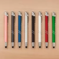 Caneta Metal Touch  Descrição: Caneta metálica com acionamento por clique texturizado, proporcionando firmeza e sensação premium ao usar. Conta com carga esferográfica azul de 1,0 mm para escrita suave. A ponta touch possui revestimento emborrachado, ideal para navegação em telas sensíveis ao toque.  Especificações:  Material: Metal  Acionamento: Clique texturizado  Cor da carga: Azul – 1,0 mm  Touch: Sim, com ponta emborrachada  Largura: 1,4 cm  Comprimento: 13,9 cm  Área para gravação (CxL): 0,8 cm × 5 cm  Peso aproximado: 17 g