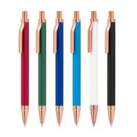 Caneta esferográfica com corpo em alumínio reciclado, acionador e clipe em acabamento rosé/bronze.