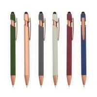 Descrição: Caneta metálica com pintura de acabamento emborrachado e acionamento por clique. Conta com topo emborrachado para uso em dispositivos com telas sensíveis ao toque, além de carga esferográfica azul de 1,0 mm.