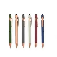 A Caneta Metal Touch é um brinde corporativo personalizado que combina elegância, praticidade e tecnologia. Produzida em metal com pintura de acabamento emborrachada, oferece toque agradável e visual sofisticado, ideal para ações promocionais, eventos, feiras e presentes empresariais.  Possui acionamento por clique, carga esferográfica azul de 1,0 mm para uma escrita suave e confortável, além de ponteira touch emborrachada que permite o uso em smartphones, tablets e outros dispositivos com telas sensíveis ao toque.  Uma excelente opção de brinde personalizado para fortalecer a presença da sua marca com um produto útil e valorizado no dia a dia.