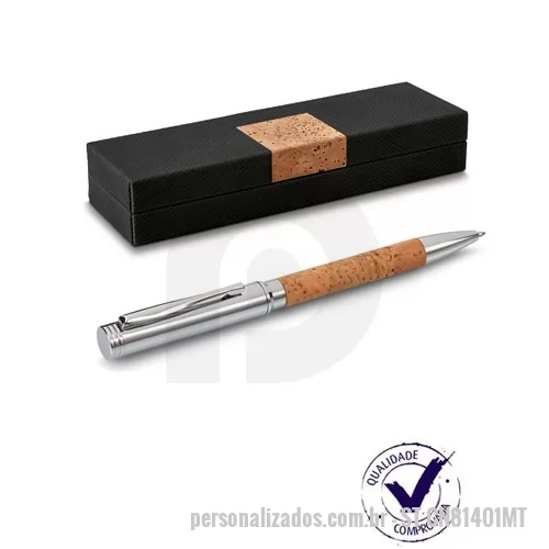 Caneta personalizada - Confeccionada em cortiça e metal de alta qualidade, a caneta esferográfica em cortiça é moderna, sofisticada e ideal para ser distribuída como brinde em eventos, feiras e convenções corporativas, ou para presentear colaboradores e clientes especiais.