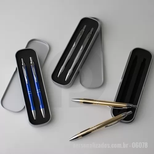 Caneta personalizada - Conjunto de caneta e lapiseira metálicas em estojo de metal. Caneta e lapiseira possuem acabamento fosco, detalhe emborrachado na parte inferior, carga esferográfica azul de 1.0mm e acionamento por clique. Estojo revestido em espuma.