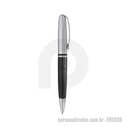 Caneta personalizada - Caneta metálica com detalhe em sintético, carga esferográfica azul e acionamento por rotação.