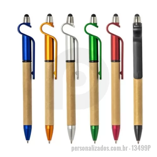 Caneta personalizada - Descrição: Caneta de papelão com detalhes plásticos, contém suporte para celular e touch screen. Carga esferográfica azul e acionamento por rotação.  Altura :  14,8 cm  Largura :  1,6 cm  Medidas aproximadas para gravação (CxL):  3,5 cm x 0,7 cm  Peso aproximado (g):  9