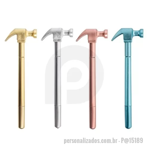 Caneta personalizada - Funcionalidade e design criativo se unem na nossa Caneta Plástica em formato de martelo! Perfeita para quem busca uma caneta descontraída em seu dia a dia. Prática, ela possui formato divertido, basta abrir a tampa inferior para começar a escrever. Além disso, a tampa superior do martelo é removível e sua carga esferográfica é de 0.7 mm. Personalizavel