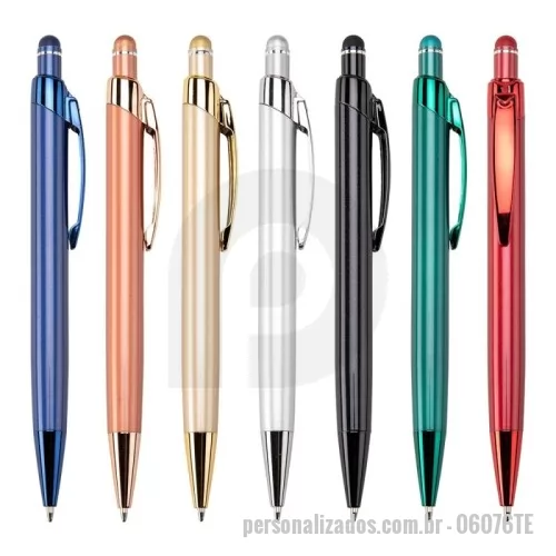 Caneta personalizada - A Caneta Metal Touch Personalizada é um brinde corporativo sofisticado, funcional e de excelente percepção de valor, ideal para empresas que desejam fortalecer sua marca com elegância e utilidade no dia a dia.  Produzida em metal com acabamento premium e clip metálico reflexivo, possui acionamento por clique, escrita macia com carga esferográfica azul 1.0 mm e ponteira touch emborrachada para uso em telas sensíveis ao toque, oferecendo praticidade tanto para ambientes corporativos quanto para uso pessoal.  Seu design moderno e executivo transforma esta caneta personalizada em uma excelente opção para brindes empresariais, eventos corporativos, feiras, convenções, ações promocionais, kits onboarding e campanhas de marketing promocional.  Compacta, elegante e extremamente útil, a Caneta Metal Touch personalizada proporciona alta exposição da marca no cotidiano de clientes, colaboradores e parceiros comerciais, tornando-se uma poderosa ferramenta de divulgação com excelente custo-benefíci