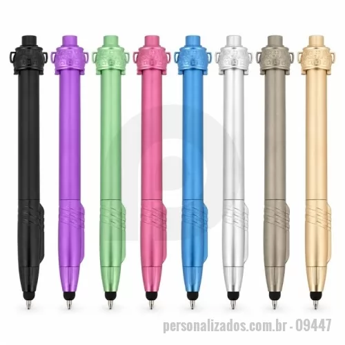 Caneta personalizada - Caneta plástica com seção rotativa antiestresse próxima ao acionamento e detalhes em baixo-relevo ao longo do corpo. Possui acionamento por clique, carga esferográfica azul de 1,0mm e ponta com revestimento emborrachado para uso em telas sensíveis ao toque.
