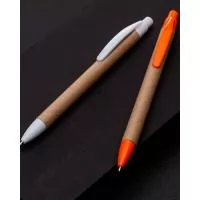 Produto amigo do meio ambiente, a caneta Kraft personalizada é feita de papelão, possui boa variedade de cores e ponteira e clipe colorido de plástico. Brinde barato ideal para promover e divulgar sua marca em feiras e eventos