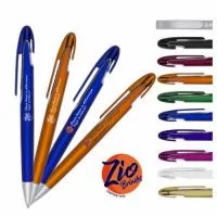  Caneta Plástica – CA1 Caneta plástica com carga esferográfica azul e acionamento por clique. Pode ser personalizado em silk 1 cor ou digital UV em diversas cores. Personalize do seu jeito!